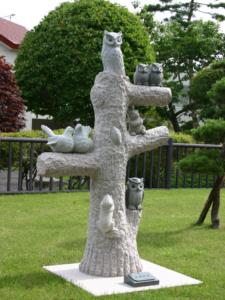 庭にある、木に集まる動物たちの彫刻