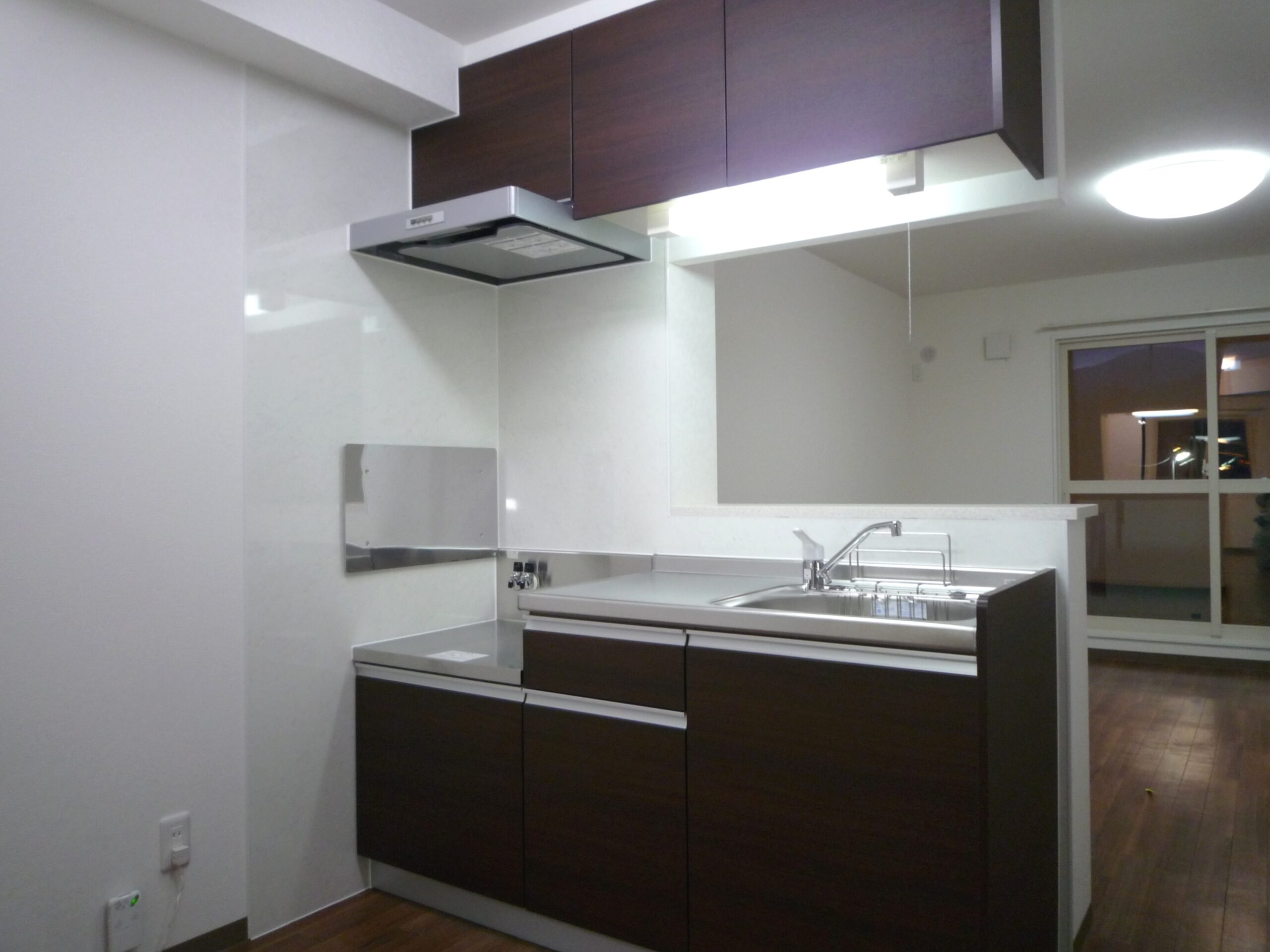 コンロの置き場と調理台とシンクがある洋間