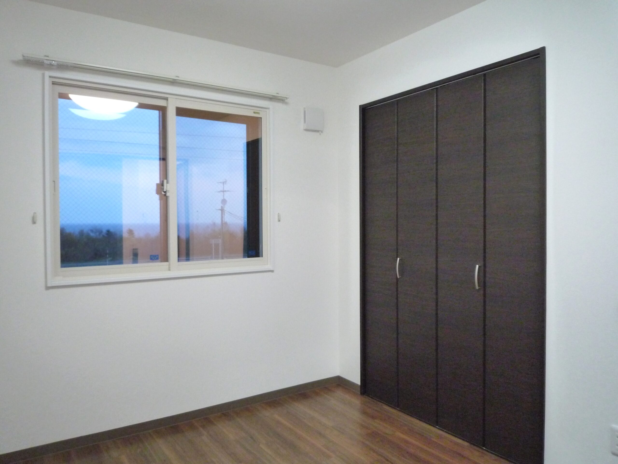 腰の高さから頭の高さまでの窓とウォークインクローゼットがある