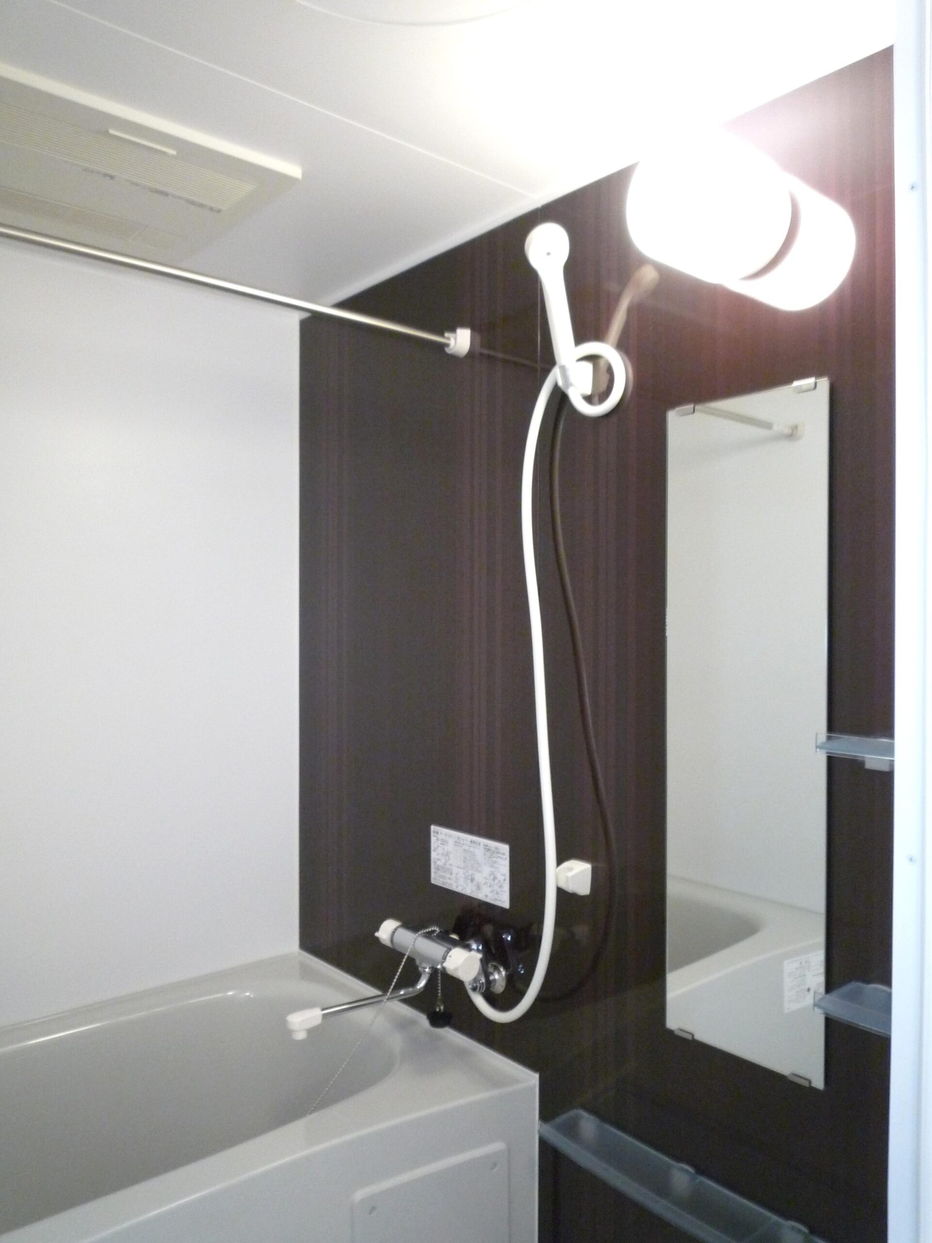 浴槽、シャワー、縦長のミラー